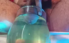 Я мочуся і кінчаю в скляну склянку води