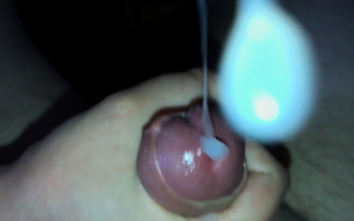 Agata Anallove: Záběr zblízka na kouření a výstřik