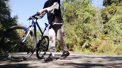 Culopeke: Tânăr care se joacă cu bicicleta cu un vibrator în cur