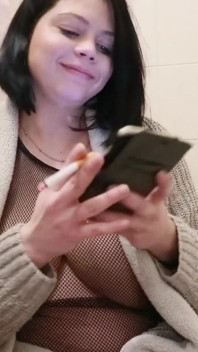 Una miLF incinta che fuma una sigaretta