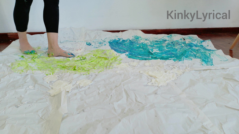 Kinky Lyrical: Nghệ thuật chân - vẽ bằng chân
