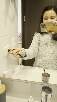 Es macht mich an, zu sehen, wie meine Angestellte das Haus staubsaugen, und deshalb mache ich am Ende eine Schere mit ihr und esse ihre Kegel.