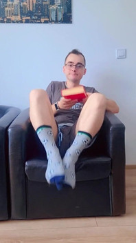 Este garoto fofo veio da faculdade e se masturba antes de jogar no Playstation
