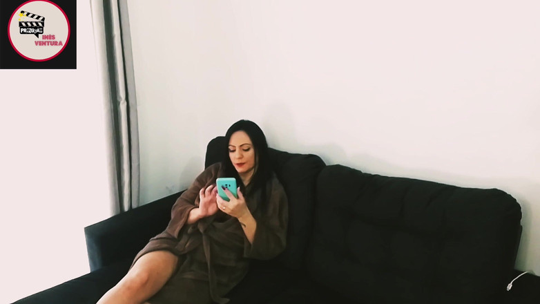 Raquel Cardoso Da Rosa: Orta yaşlı seksi kadın genç adamı boşalması için tutuyor.