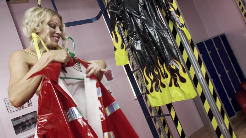 Hot Firefighter Babes: Cindy Behr madura loira treinadora apresenta Krystal Webb em um...