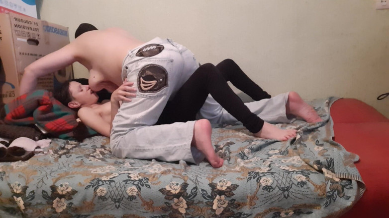 Lesbian-candys: Podczas gdy moja macocha ociera się o mnie, liżę jej...