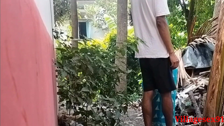 Villagesex91: Dívka uklízí zahradu, když přišel manžel a ošukal ji