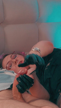 Velký zadek MILF krade panenství z poraženého čtyřoká Simp v dominantní amazonské jízdě