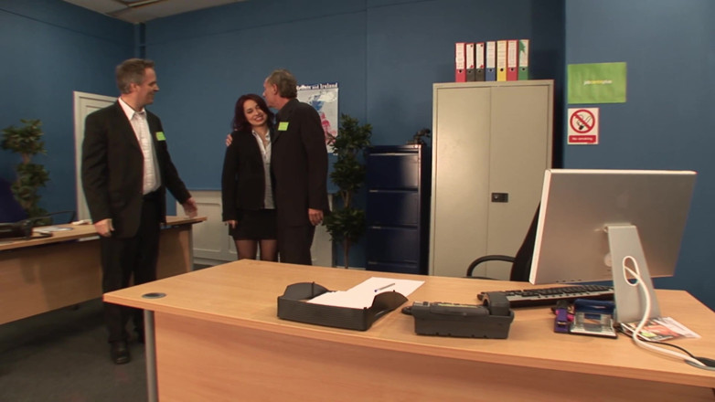 Chica Suicida DVD: Olga Cabaeva komt binnen voor een baan en komt klaar...