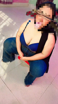 Une jolie étudiante arabe musulmane se déshabille de sa robe d’étudiante et fait un fétichisme aux seins nus avec des seins énormes
