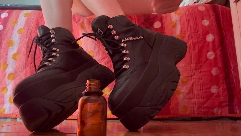 LDBMistress: Schnüffsche an meinen stiefeln, piggy