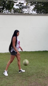 Perdo la scommessa sulla partita di basket e devo dare la mia figa stretta e succosa