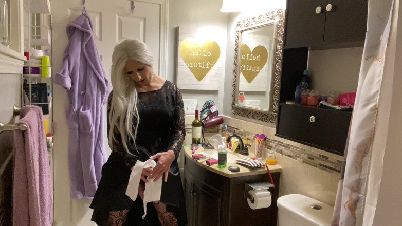 Sissy Bailey Wilde: Emo Crossdresser se pone un plug anal y se masturba