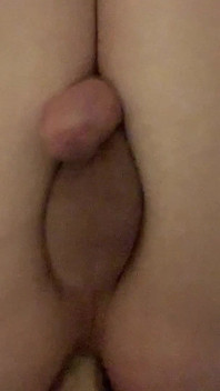 Teen hüpft auf dildo