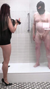 Slavesex und CFNM unter der dusche