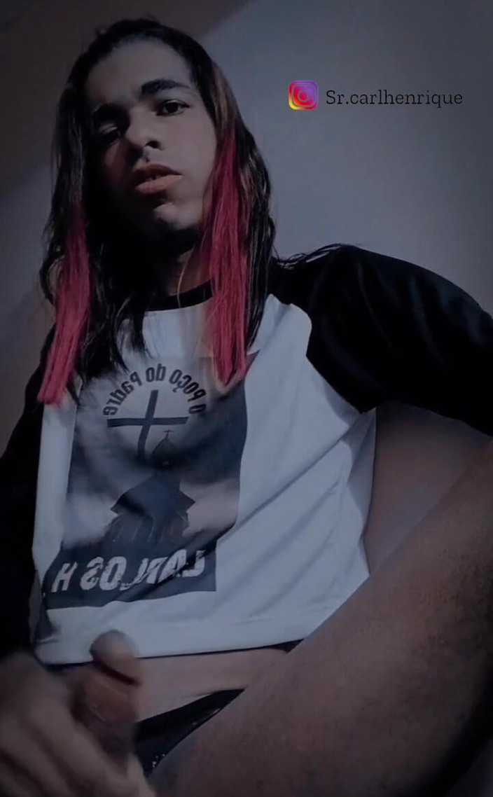 Carlos Henrique: Lahodný hubený chlapec masturbuje sexy