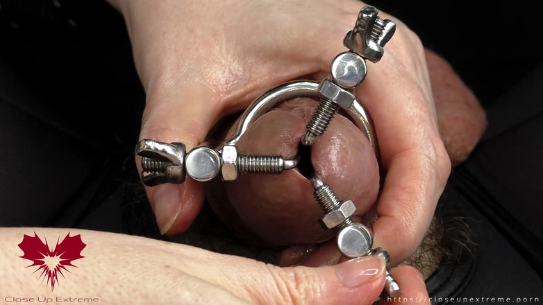 Close Up Extreme: Dilatace otvoru rozšířený žalud a blokáda spermií zavedením uretry prstu - detail