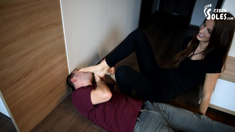 Czech Soles - foot fetish content: Seksi uygulayıcı ayaklarıyla cezalandırılıyor