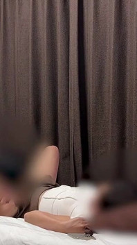 Zarif banka görevlisi işten sonra bana katılıyor ve akşamımız sırasında sıcak samimi yakınlığı paylaşıyor - 2