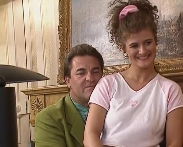 Busty German Sluts: Wielki tyłek niemiecka sekretarz głębokie gardło szef