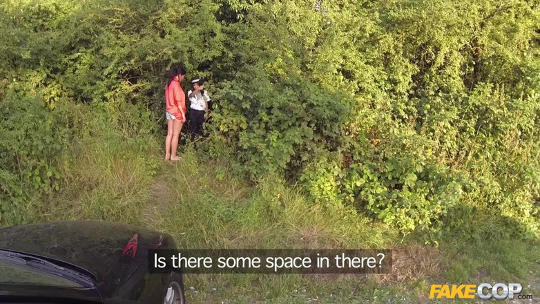 Fake Cop: Fake flic - trio en plein air avec deux grosses paires...