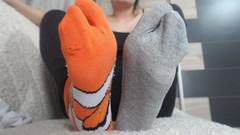 AmayaMori: 我的继妹尝试穿日本 tabi 袜子，然后玩弄她的脚和脚趾是什么感觉