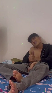 Andreszp Shoots a Load in His Bedroom