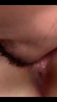 Blondine mit einem dicken arsch und einem perfekten körper wird hart penetriert und endet mit sperma in ihrem mund