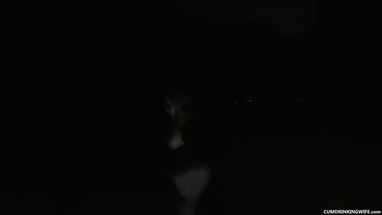 Cumdrinking Wife: 公園で見知らぬ人をたくさん楽しむ