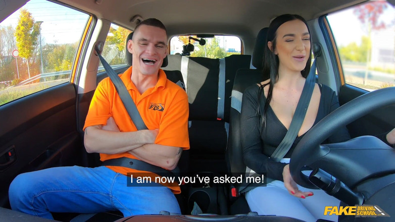 Fake Driving School: Instruktor podvádí se sexy studentkou