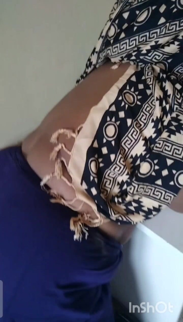 Priya aunty: Köylü teyze sari giyiyor