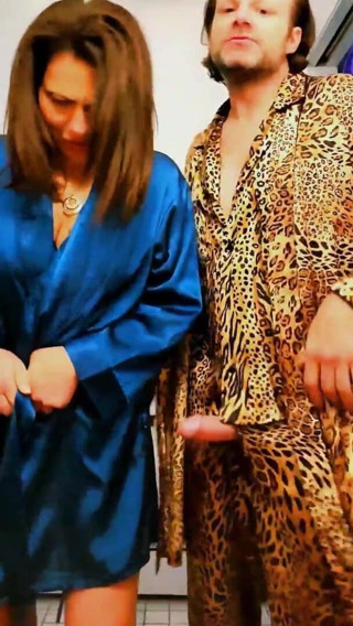 Satin Fetish King: Satijnen fetisj weelderige milf zuigt de pik van de satijnen...