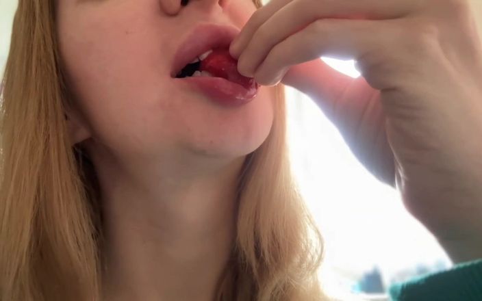 Holy Harlot: Asmr їсть великі губи