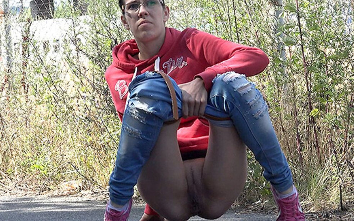 Puffy Network: Got2Pee'de kızların işemeye geldiği sweatshirt ve spor ayakkabılar