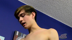 Bare Twinks: Prezervatifsiz twinks için çift yüze boşalma