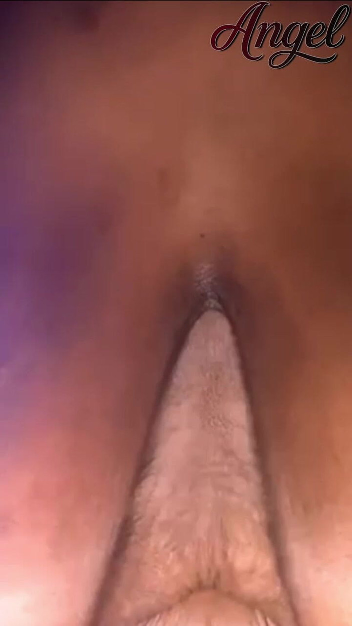 Angel Big B: Menari, menunjuk-nunjuk dan menggosok yang besar di muka anda