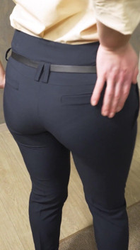 Gagică cu cur perfect în pantaloni strâmți tachinează chiloți Linia vizibilă a chiloților