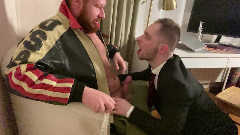 KinkySirius: Parte 1. Kinkysirius con traje se ejercita al máximo con su...