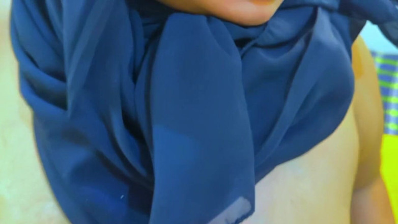 Aria Mia: 大屁股洞和大阴户洞巨大的胸部热辣工作女孩在老板面前展示一切