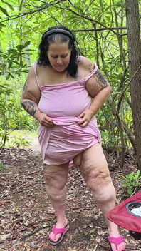 Un inconnu effrayant regarde une grosse salope dans les bois, oups, il a trébuché