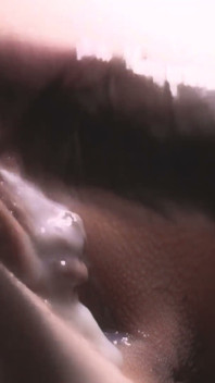 Cewek ini dicrot di dalam - close up