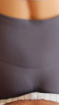 Il Se Caresse Encore Contre Le Legging De Sa Belle-mère Et Lui Éjacule Sur Le Cul