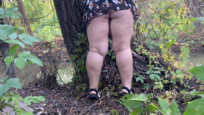 Elena: Une MILF lubrique en robe courte se caresse jusqu'à l'orgasme...