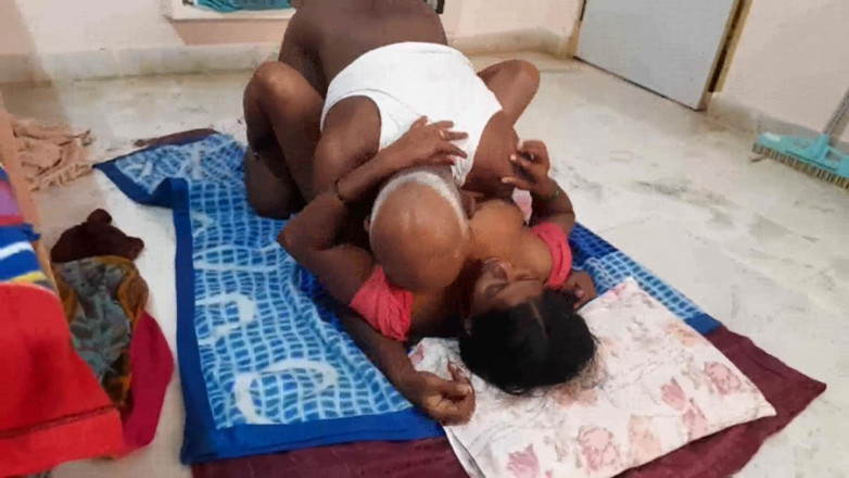 Desi palace: Seksi teyze erkek arkadaşına amını siktiriyor