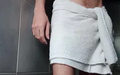Chico latino cachondo antes de la ducha