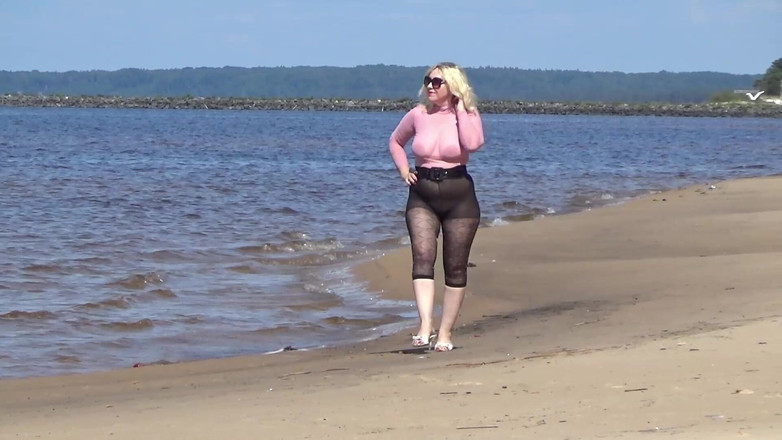 RedRoseRus: Mamă sexy amuzantă cu fund și țâțe din nailon pe plajă