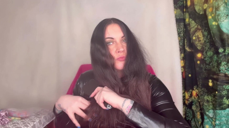 MissFFW: Miss Ffw prueba diferentes estilos de pelo y bandas