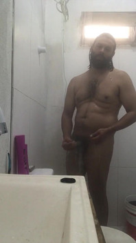 Badehose und masturbieren im Badezimmer.