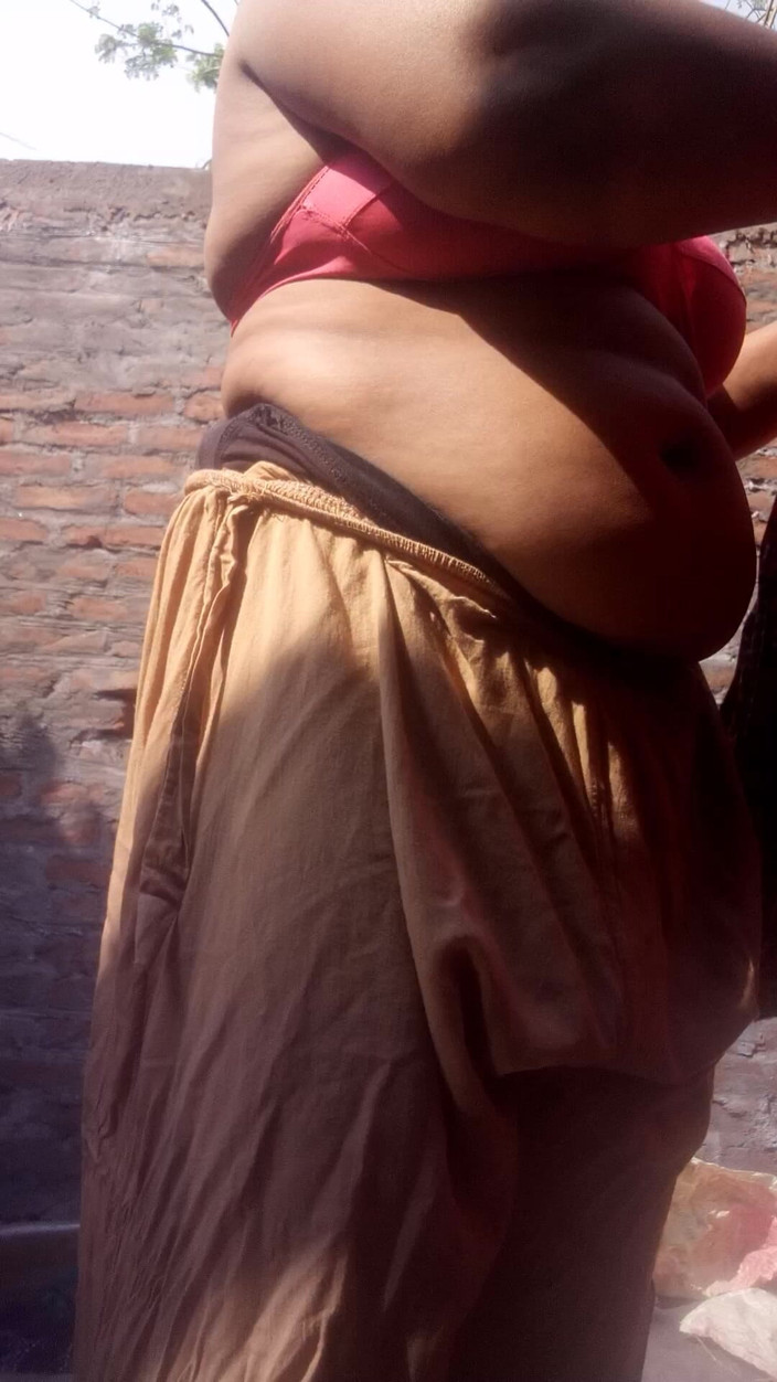 Sadia vabi: La bella ragazza del college sta diteggiando nella sua figa