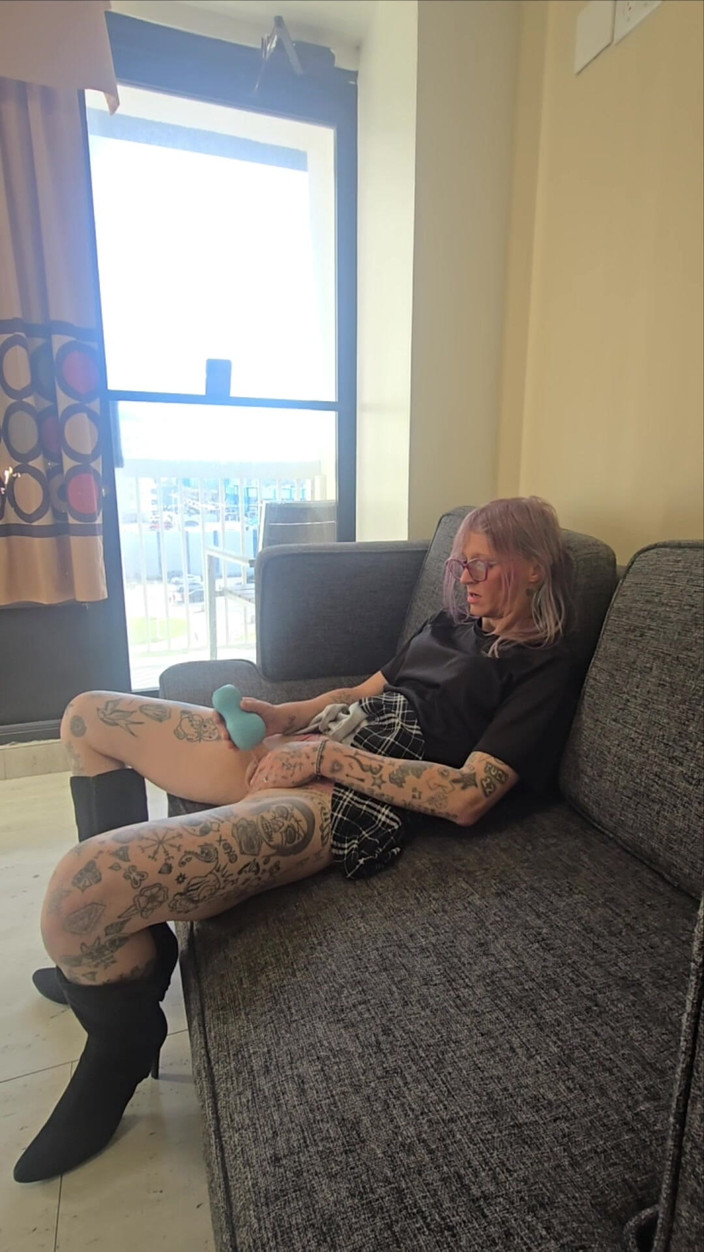 Lynn Kaotik: Cewek nakal trans crot di wajahnya sendiri